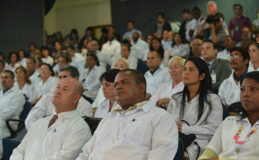 Médicos cubanos começam a deixar o país  –  8.300 viajam até 12/12