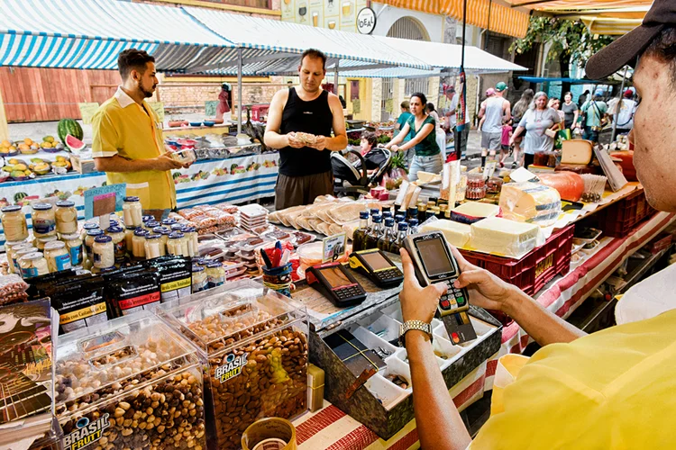 MAQUININHA EM AÇÃO: a saída para as empresas de pagamentos é usar sua base de relacionamento com os varejistas para oferecer novos produtos e serviços (Germano Lüders/Exame)