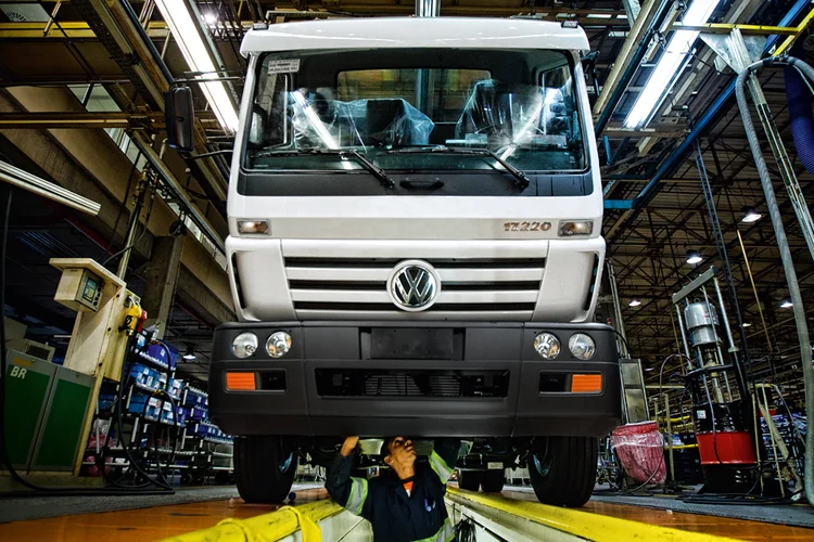 Fábrica da Volkswagen Caminhões e Ônibus: o plano é abrir um segundo turno de produção e contratar | Daniel Marenco/Folhapress / 