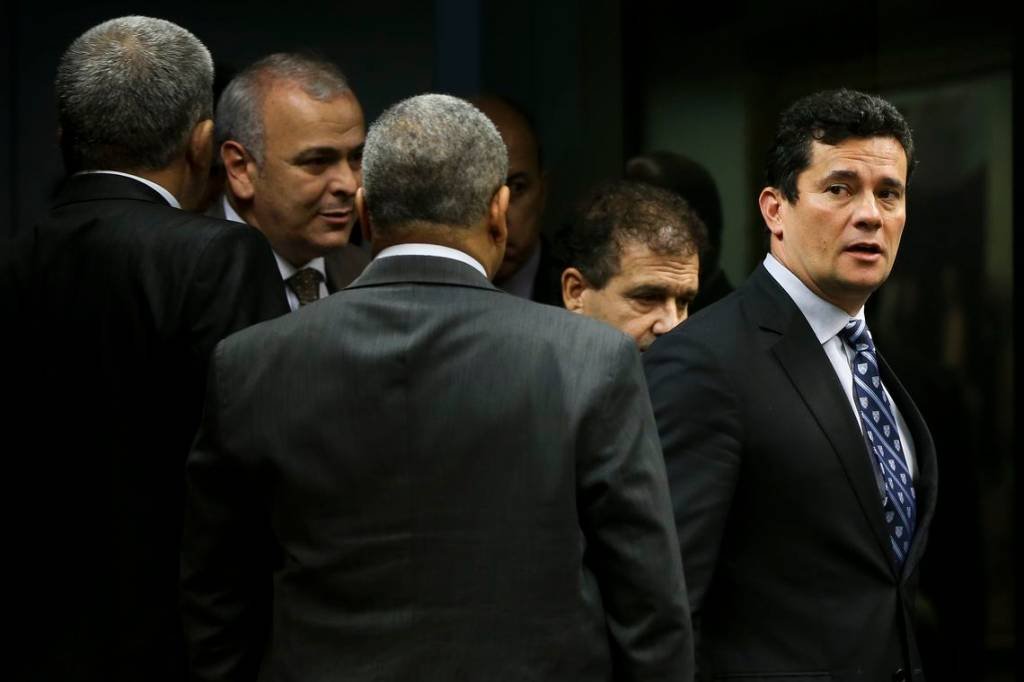 Bolsonaro alega risco e determina que PF reforce segurança de Moro