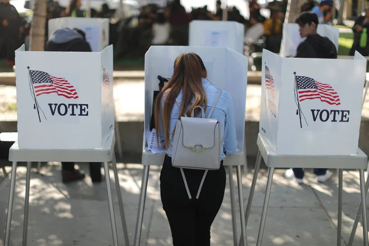 Mulher vota na Califórnia, Estados Unidos: um número recorde de mulheres disputa cargos eletivos nas eleições legislativas americanas (Lucy Nicholson/Reuters)