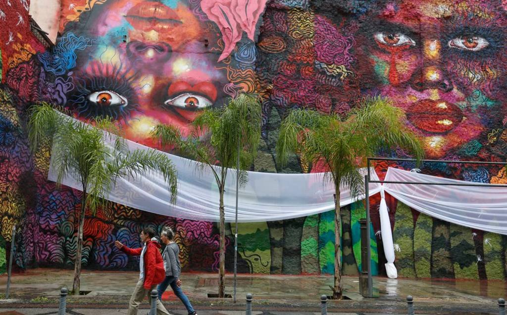 Grafiteira faz mural de 500 m² no Rio para homenagear mulheres negras