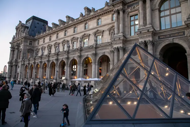 Museu do Louvre, o mais visitado do mundo, começará a oferecer visitas noturnas gratuitas todo primeiro sábado do mês a partir de janeiro (Marc Piasecki/Getty Images)