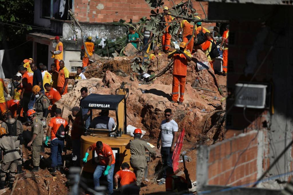 Deslizamento de pedra mata ao menos 9 pessoas em Niterói