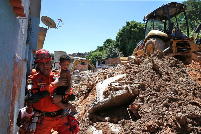 Chega a 14 o número de mortos após deslizamento de pedra em Niterói