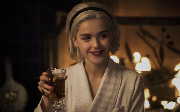 As Arrepiantes Aventuras de Sabrina: série foi acusada de plagiar estátua sem licença do grupo (Netflix/Divulgação)