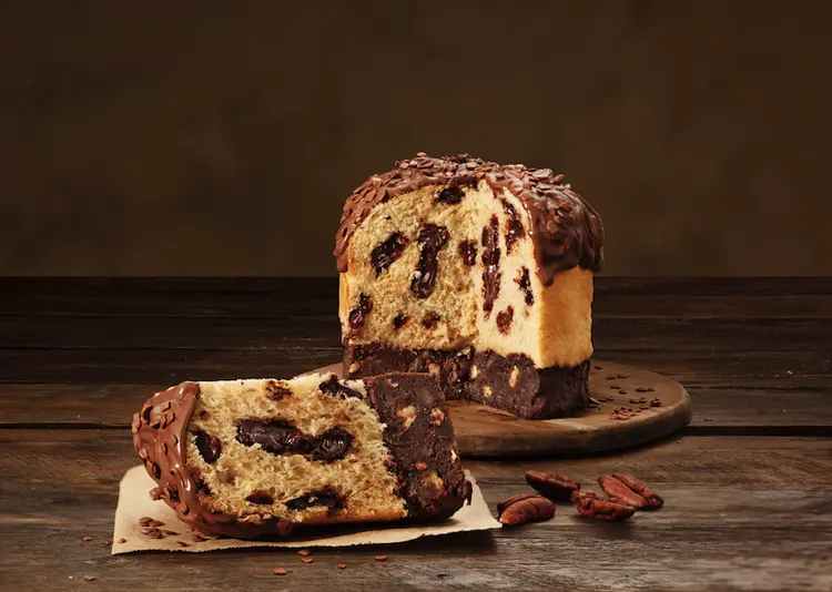 Panetone é recheado de ganache de chocolate meio amargo e traz cobertura de chocolate e granulado belga (Outback/Divulgação)