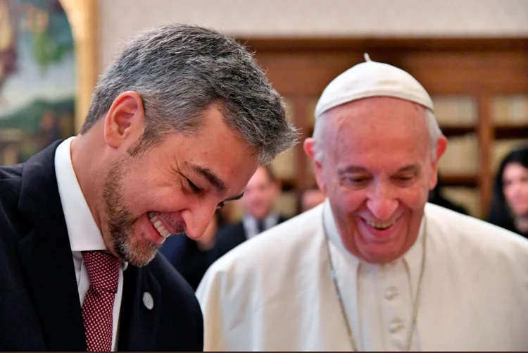 Vaticano: o presidente paraguaio levou diversos presentes para o papa (Twitter/ Marito Abdo/Divulgação)