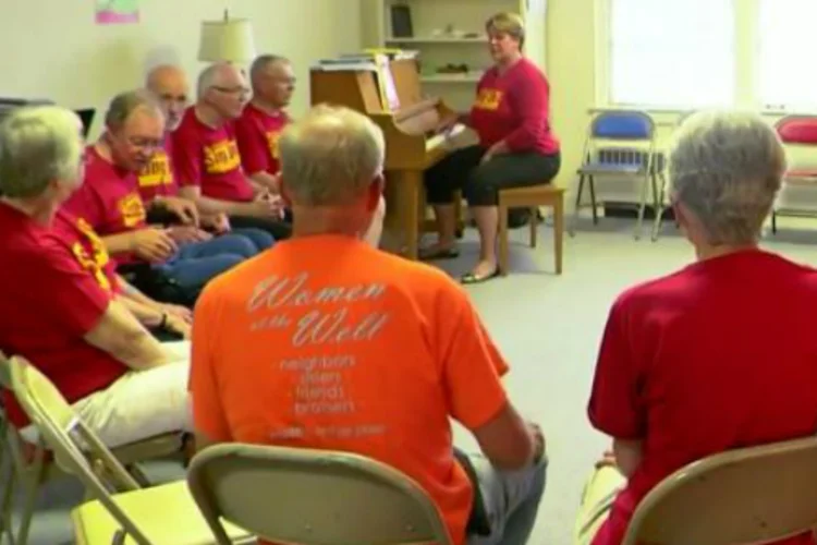 A pesquisadora Elizabeth Stegemöller coordena um grupo de canto para pessoas com Parkinson (Iowa State University/Divulgação)