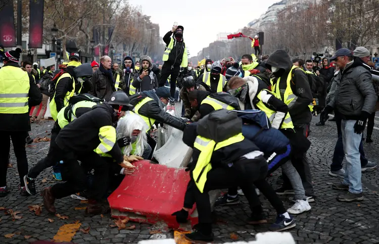 Protesters wearing yellow vest, a symbol of a French drivers' protest against higher fuel prices, build a barricade during clashes on the Champs-Elysees in Paris, France, November 24, 2018. REUTERS/Benoit Tessier (BENOIT TESSIER/Reuters/Reuters)