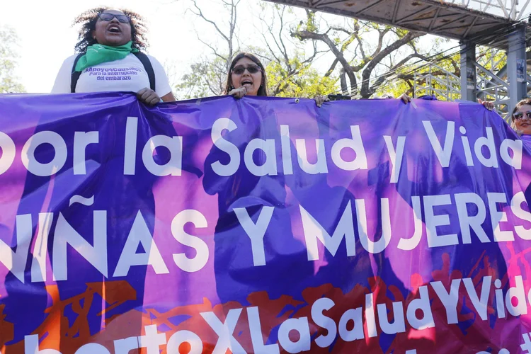 Protestos pelos direitos das mulheres em El Salvador: mais de 20 mulheres estão presas no país por denúncias relacionadas ao aborto (Alex Peña/Getty Images)