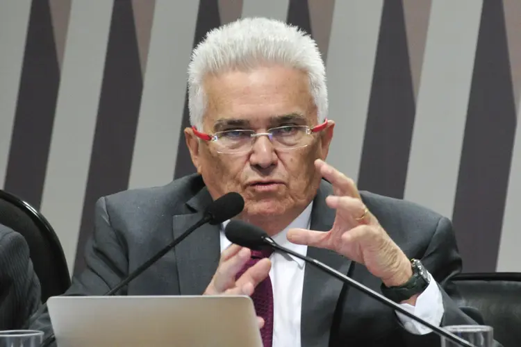 Raul Velloso em audiência na Comissão de Assuntos Econômicos (CAE) em 05/10/2016 (Geraldo Magela/Agência Senado)