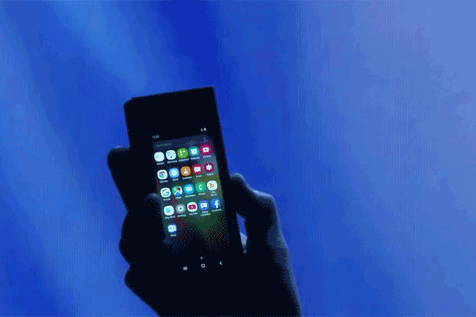 Samsung apresenta smartphone com tela dobrável