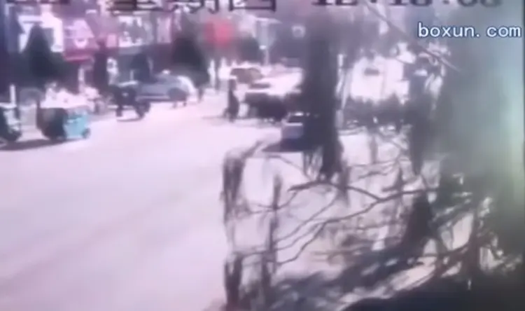 Imagem de arquivo de bandeira da China: O motorista foi detido, informou o canal oficial CCTV (Youtube/Reprodução)