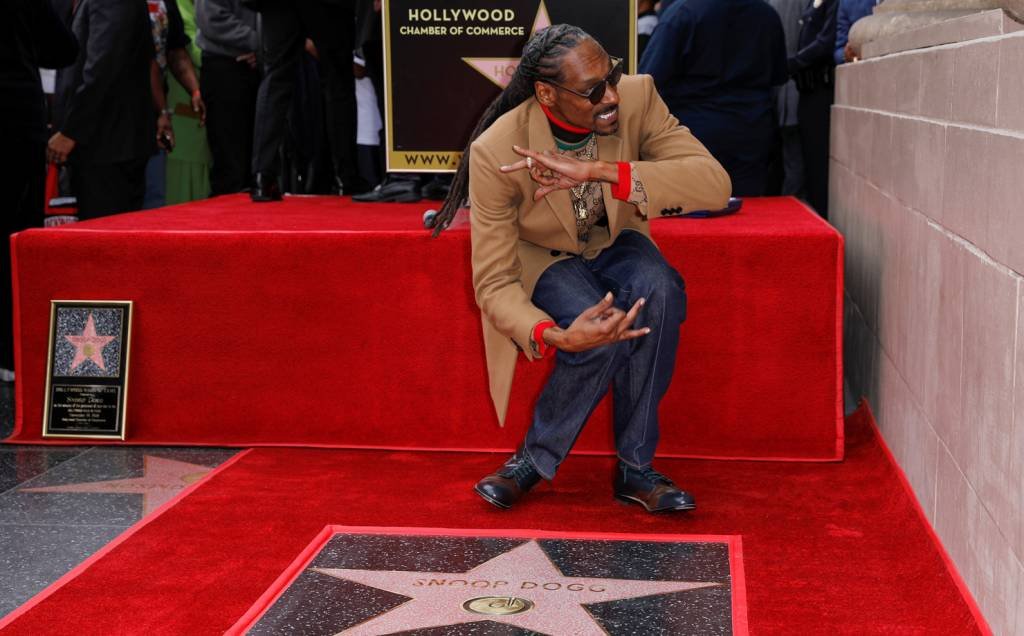 Rapper Snoop Dogg agradece a si mesmo ao ganhar estrela na Calçada da Fama