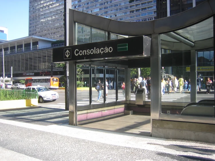 Metrô de São Paulo decidiu retirar três dos quatro conjuntos de esteiras rolantes da ligação entre as estações Paulista e Consolação (Saopaulo1/Wikimedia Commons)