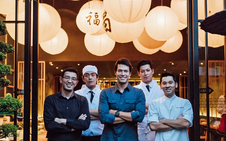 Leonardo Young, campeão da terceira edição do programa, e a equipe do Tatá Sushi: chef amador seguiu caminho da culinária que mostrou no programa (Angelo Dal Bo/Divulgação)
