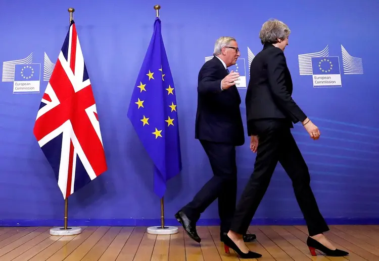 Brexit: 1ª ministra Theresa May   e  Jean-Claude Juncker (Yves Herman/Reuters)