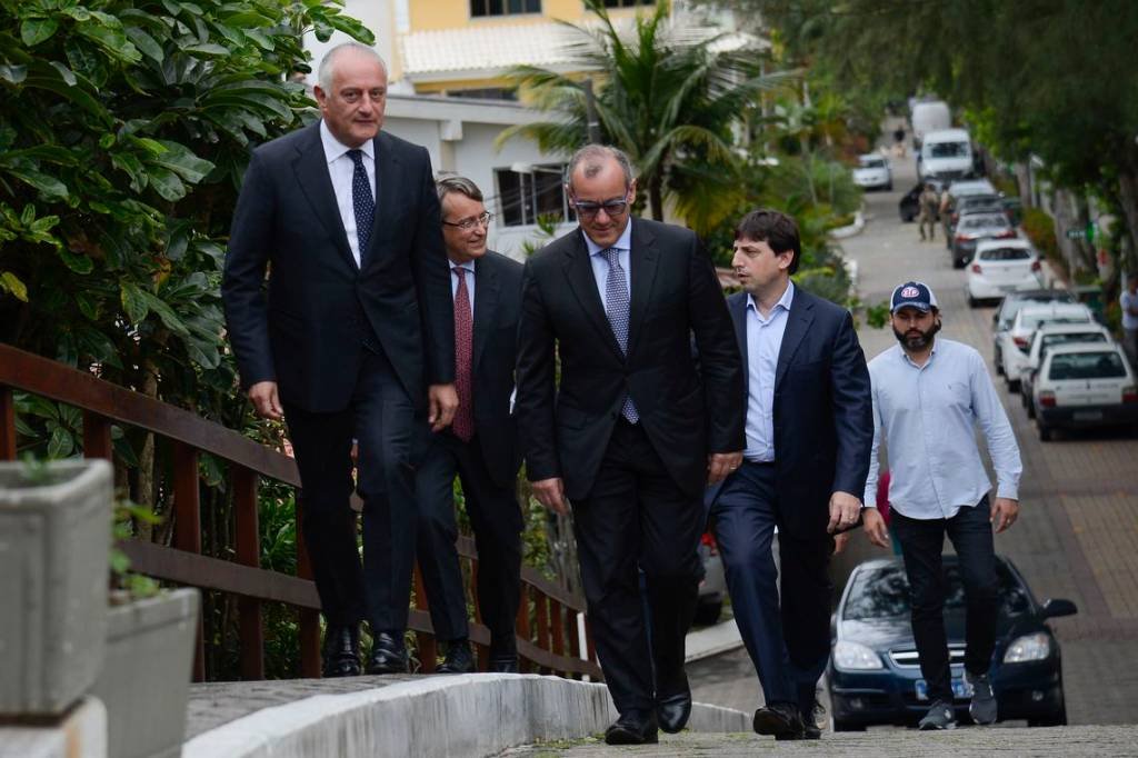 Bolsonaro recebe embaixador italiano e discute situação de Battisti