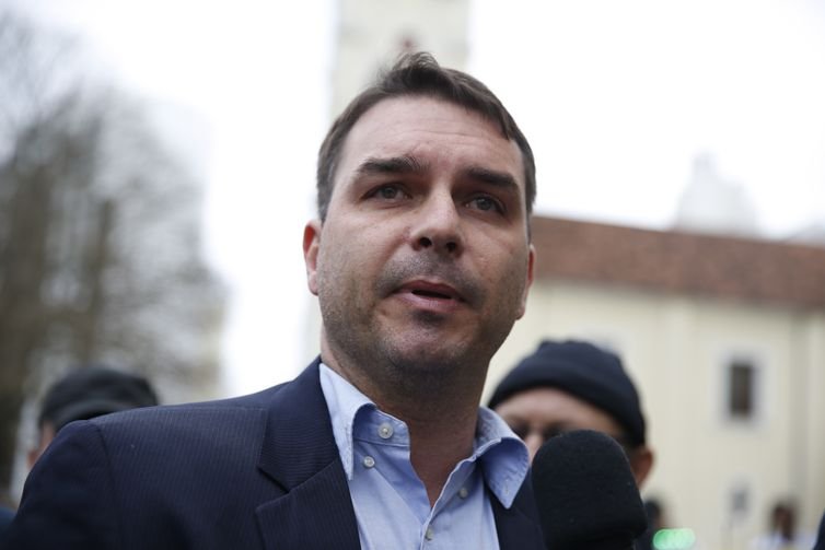 "Não fiz nada de errado", diz Flávio Bolsonaro no Facebook