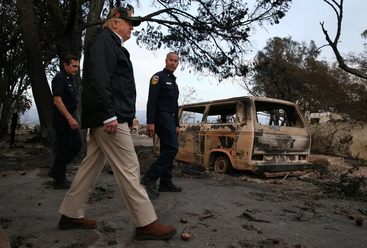 TRUMP VISITA ÁREA DE INCÊNDIO NA CALIFÓRNIA: presidente americano criticou postura de grupos ambientais