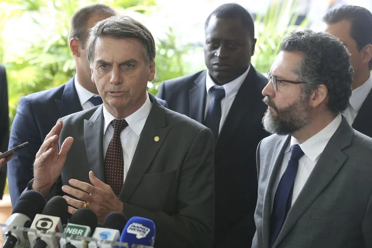Jair Bolsonaro e Ernesto Fraga Araújo: O quanto das ideias do futuro chanceler será transferido para a prática da política externa brasileira ainda não se sabe. (Valter Campanato/Agência Brasil)