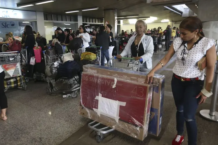 Médicos cubanos deixando o país: Cuba anunciou o rompimento do programa por não aceitar as exigências do presidente eleito Jair Bolsonaro para prosseguir com programa (Valter Campanato/Arquivo/Agência Brasil)