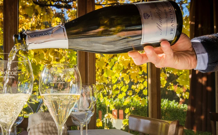 Vinho espumante de Franciacorta: estilo e elegância semelhantes, mas a um preço muito mais baixo, em média, do que o de pares franceses (Cantina Al Roco/Divulgação)
