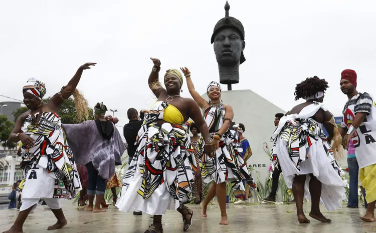 Comemoração do Dia da Consciência Negra no Rio: evento aconteceu em frente à estátua de Zumbi dos Palmares (Fernando Frazão/Agência Brasil)