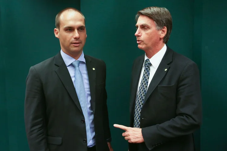 Eduardo Bolsonaro e Jair Bolsonaro: indicação de filho não pegou bem (Fabio Rodrigues Pozzebom//Agência Brasil)