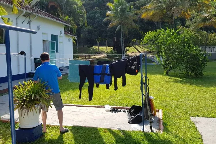 Jair Bolsonaro: Assessoria de imprensa divulgou fotos do presidente eleito lavando roupa (Assessoria de Imprensa de Jair Bolsonaro/Divulgação)
