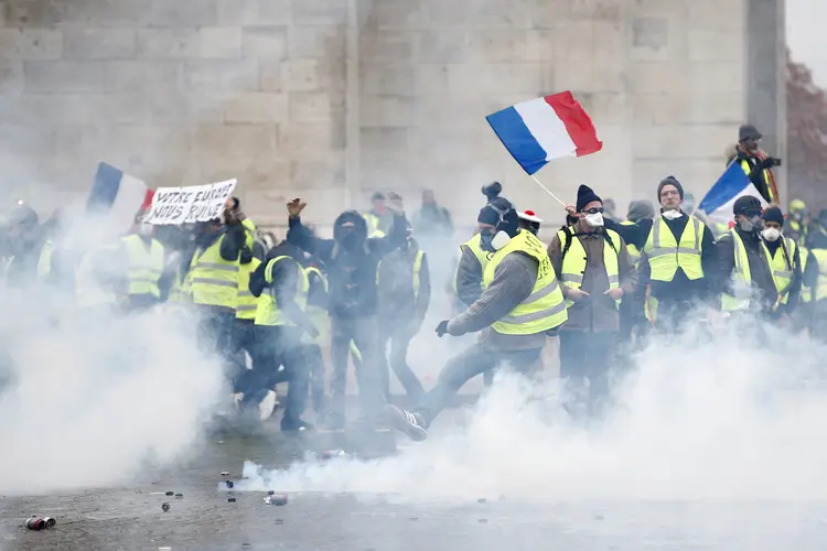 Protestos em Paris: avenida Champs-Elysées foi alvo do caos e o Arco do Triunfo sofreu pichações ao ser tomado por manifestantes (Stephane Mahe/Reuters)
