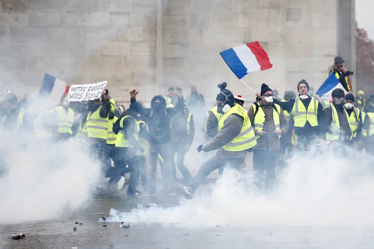 Polícia francesa disparou gás lacrimogêneo, granadas de efeito moral e jatos de água em conflito com manifestantes (Stephane Mahe/Reuters)