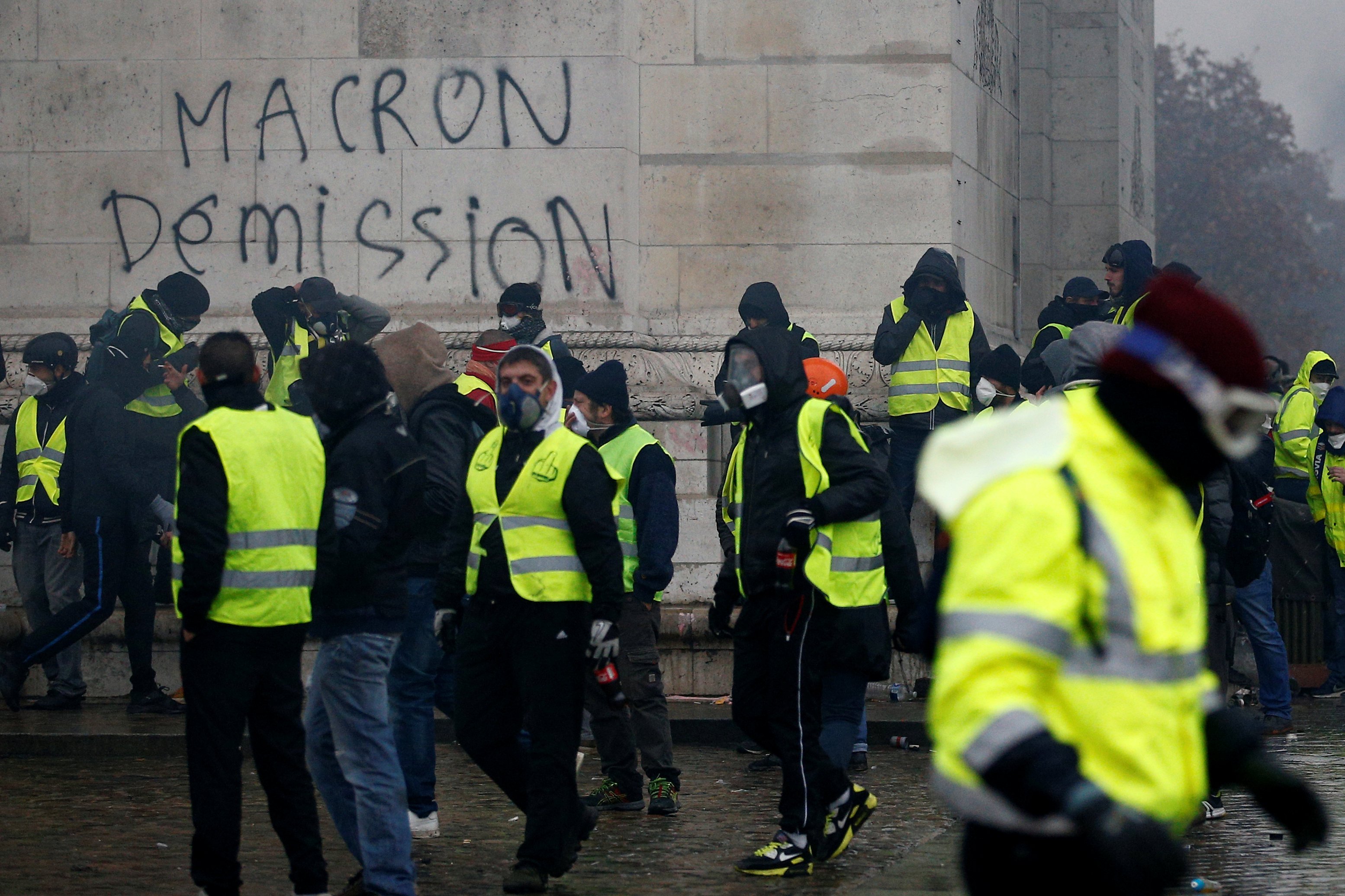 Macron quer reunir oposição e coletes amarelos para acabar com crise