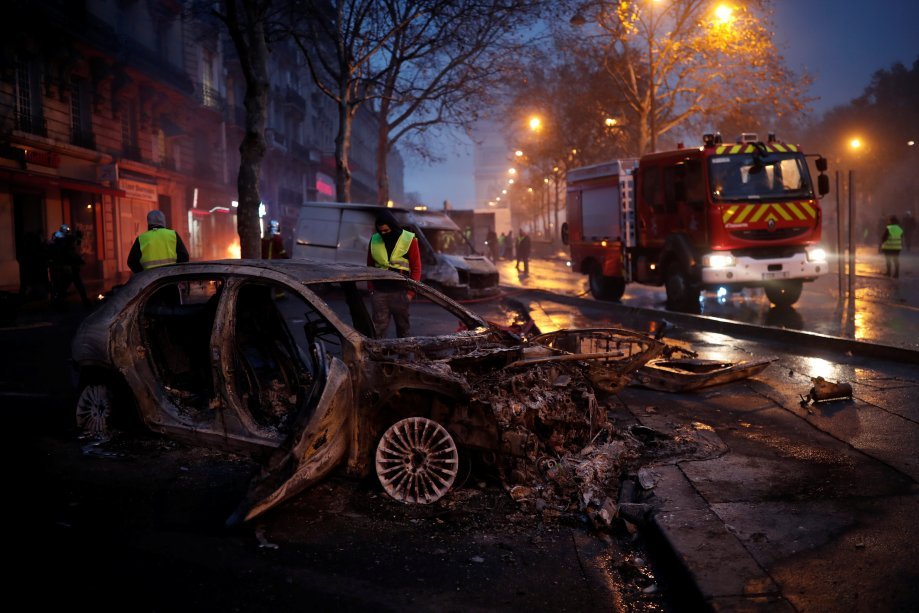 Os protestos dos "coletes amarelos" foram marcados pela queima de carros e barricadas
