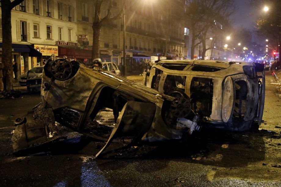 Os "coletes amarelos" fazem barricadas com carros durante protestos na França