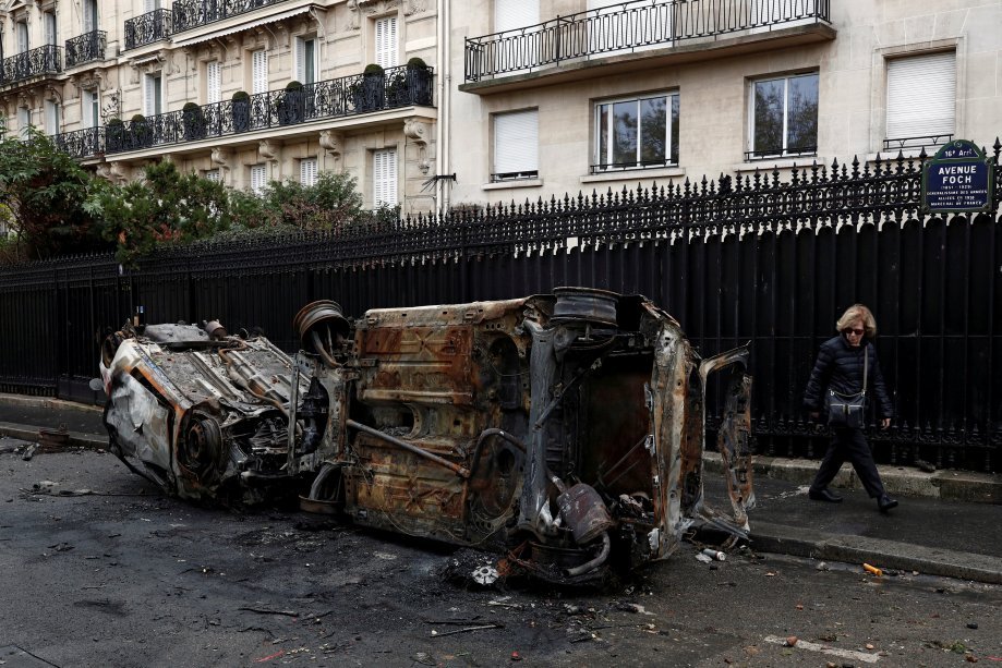 Muitos veículos foram queimados durante os protestos dos coletes amarelos em Paris, na França