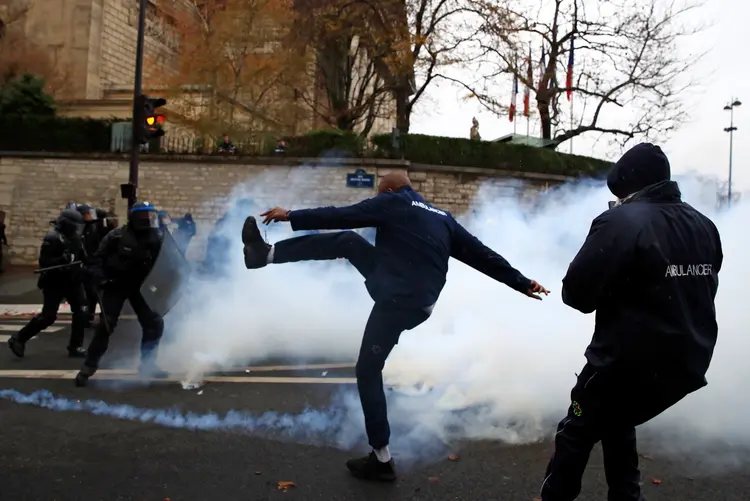 Motoristas de ambulância franceses enfrentam policiais franceses durante uma manifestação na Place de la Concorde em Paris, França (Gonzalo Fuentes/Reuters)