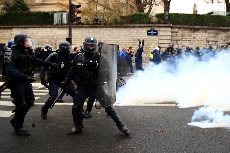 Durantes os protestos, ocorreram conflitos entre policias e "coletes amarelos"