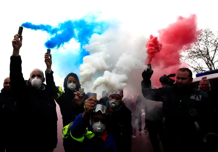 Os "coletes amarelos" protestam pelo terceiro final de semana consecutivo em Paris (Gonzalo Fuentes/Reuters)