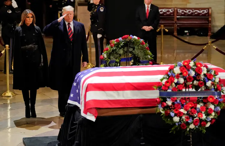 Trump no velório de George HW Bush: membros do Exército carregaram o caixão, levando-o coberto com a bandeira americana até a rotunda do Capitólio (Martinez Monsivais/Reuters)