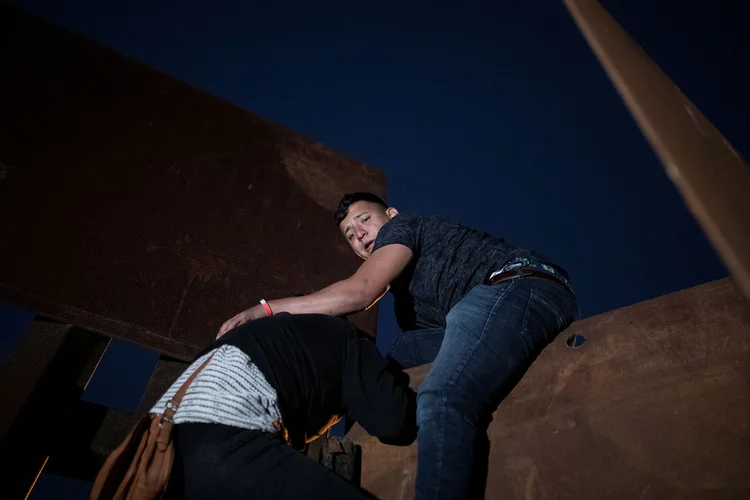 Fronteira: vídeo mostra crianças pequenas sendo jogadas para os braços de seus familiares por cima de um muro de aproximadamente 5,5 metros de altura (Alkis Konstantinidis/Reuters)