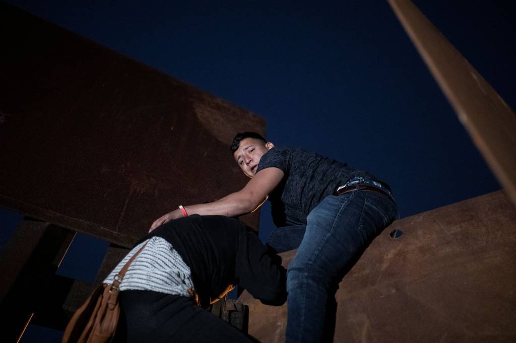 Na fronteira com os EUA, crianças são jogadas por cima de muro; veja vídeo