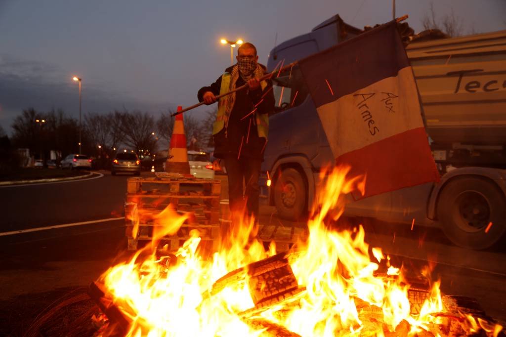 Governo francês suspende aumento dos combustíveis para conter protestos