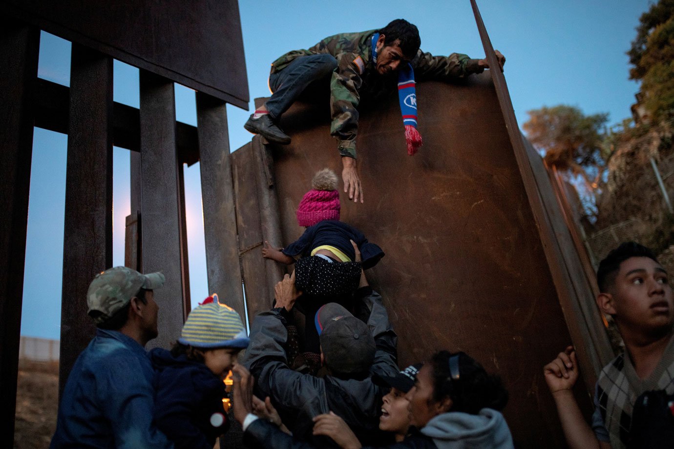 Cansados de esperar asilo imigrantes de caravana violam fronteira