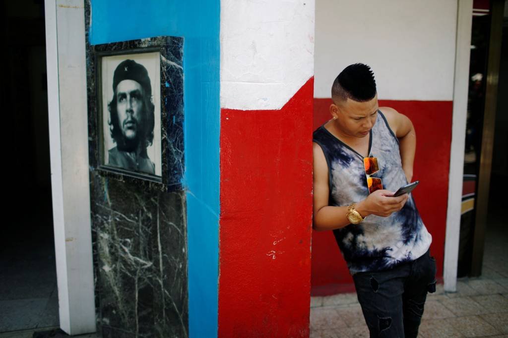 Governo e estatal cubanos se esforçam para levar conectividade móvel à ilha (Tomas Bravo/Reuters)