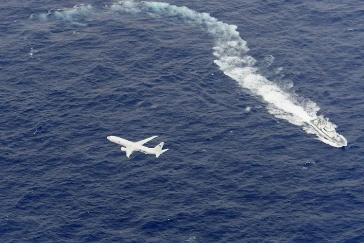 Seis membros da Marinha dos EUA estão desaparecidos após um acidente envolvendo duas aeronaves militares no Japão (Mandatory credit Kyodo/Reuters)