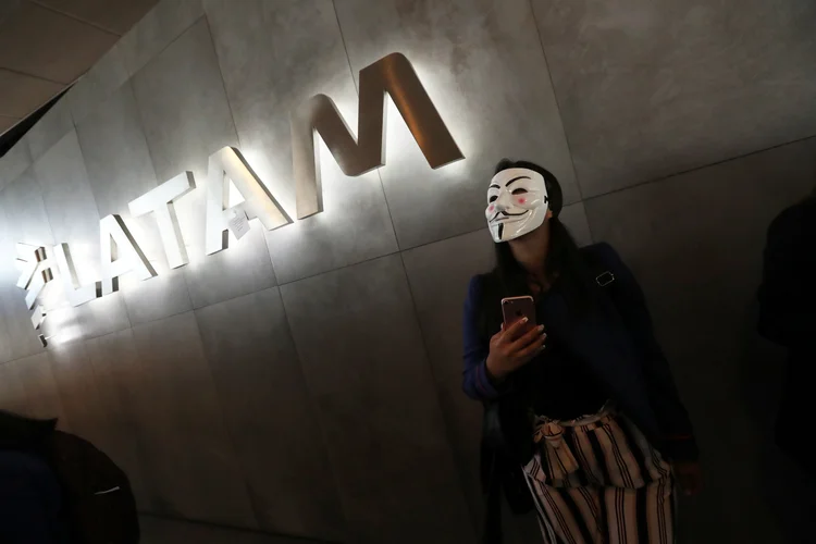 Latam: cerca de 300 funcionários reunidos em um sindicato da maior companhia aérea da América Latina, iniciaram nesta sexta-feira (7) uma paralisação por tempo indeterminado (Ivan Alvarado/Reuters)