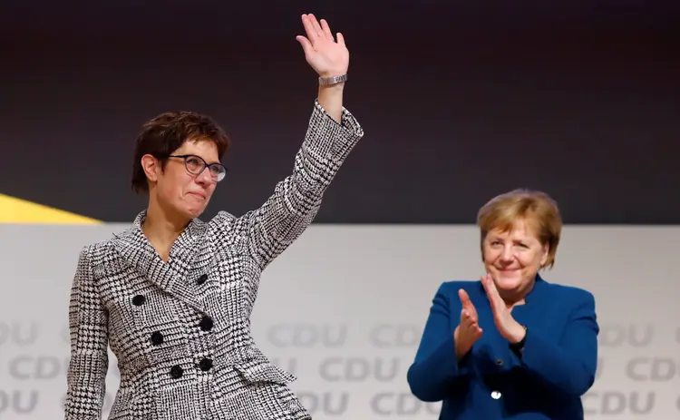 Annegret Kramp-Karrenbauer será a sucessora de Angela Merkel no cargo de primeira-ministra da Alemanha (Kai Pfaffenbach/Reuters)