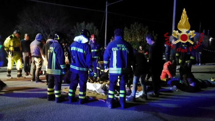 Acidente na Itália: há suspeita de superlotação do local (Vigili del Fuoco/Reuters)